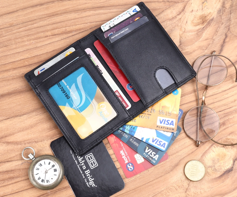 RFID Protected Pull Strap Card Holder Wallet for Daily Use